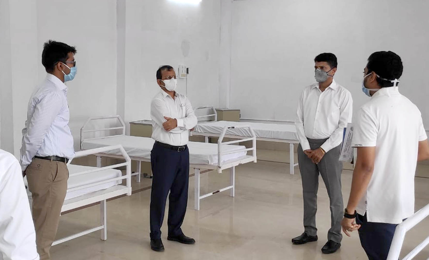 Pandian visits Covid Hospital in Kalahandi