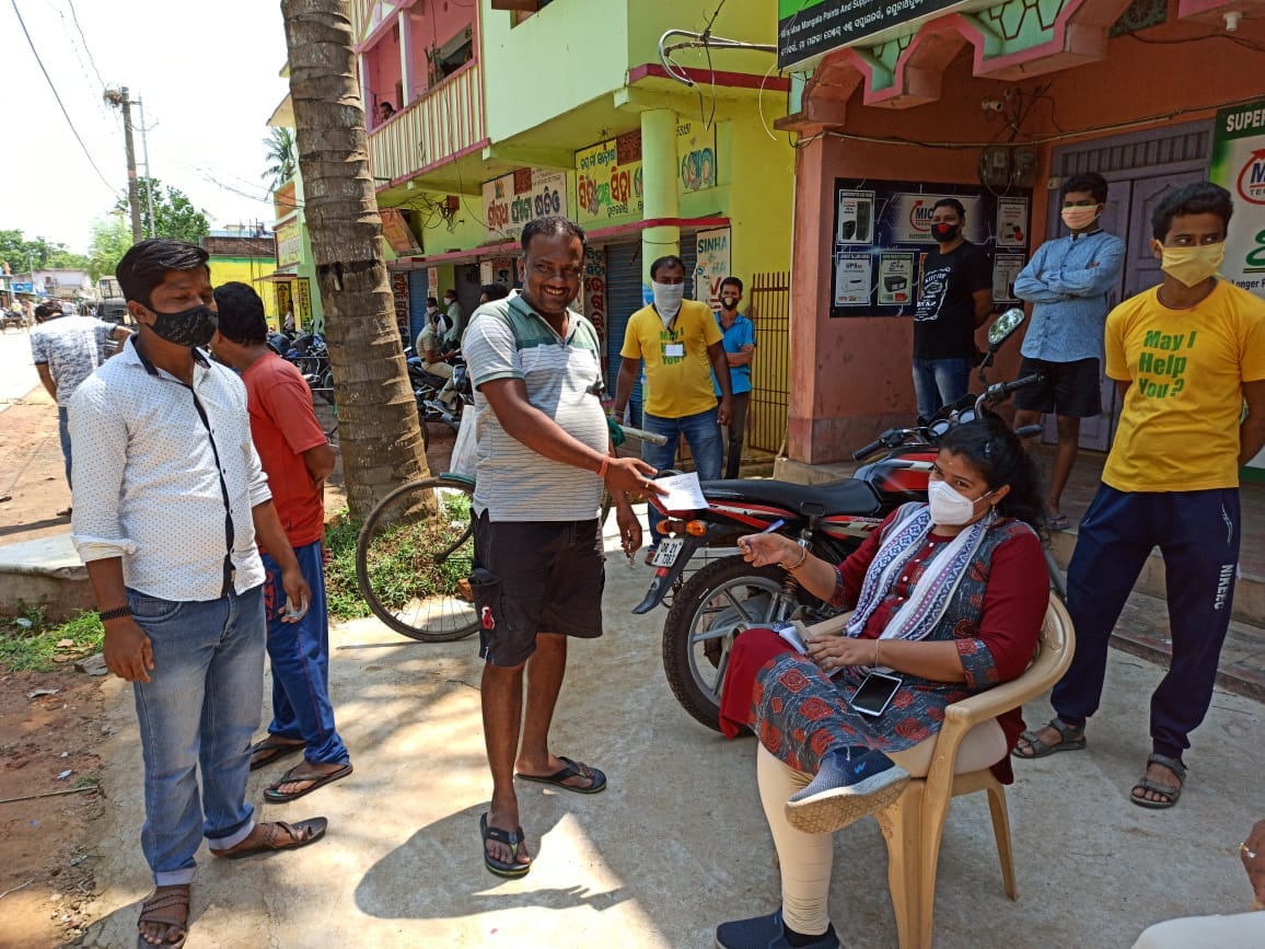 Raghunathpur Sarpanch in jagatsinghpur district gives fine to Tahasildar for not wearing Mask durung Lockdown