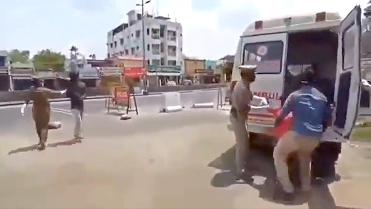 Tamilnadu police keeps lockdown violators with fake Covid 19 patients