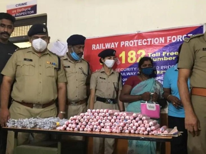 00 gelatin sticks 350 detonators seized from passenger at Kozhikode railway station