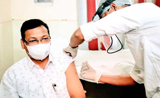 Gujurat Minister take Vaccine