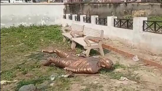 gandhi statue vandalised in Mitihari bihar