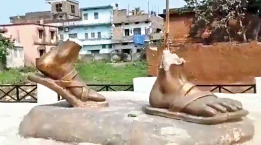 gandhi statue vandalised in Mitihari champaran bihar